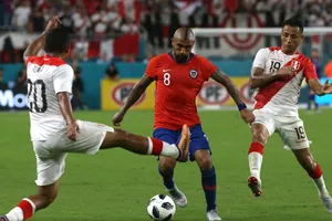 Arturo Vidal đi bóng trước hàng thủ Peru.