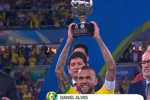 Vượt xa Messi và Ronaldo, Dani Alves ghi kỷ lục thắng 40 danh hiệu