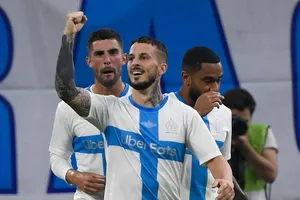 Dario Benedetto thổi nến sinh nhật 120 của Marseille