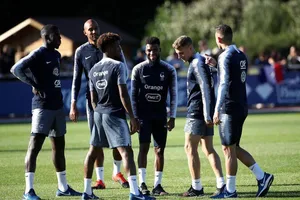 Didier Deschamps và thói quen đóng sâp cánh cửa đội tuyển Pháp