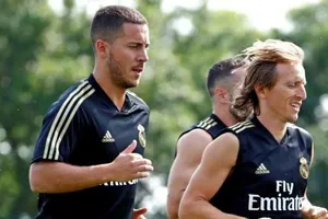 Hazard sắp trở lậi nhưng Modric lại dính chấn thương