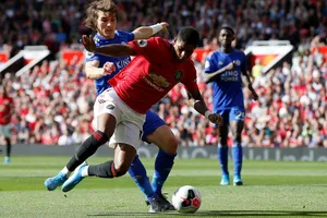 Caglar Soyuncu đốn ngã Marcus Rashford trong khu cấm