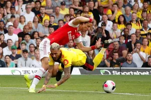 David Luiz lại đóng vai trò quyết định trong bàn gỡ hòa của đối thủ