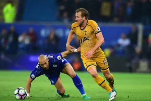 Yohan Benalouane (Leicester City) cố gsắng cản lối Harry Kane (Tottenham)