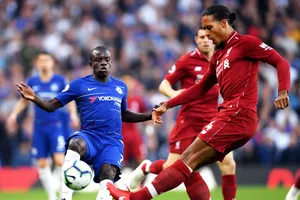 N'Golo Kante tranh bóng với Van Dijk