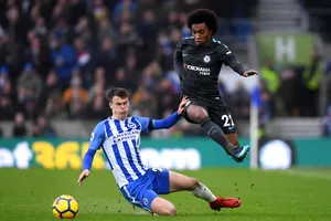 Willian đột phá qua hậu vệ Brighton