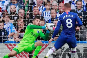 Thủ thành Ryan xiuất sắ cđỡ được pha dứt điểm của Ross Barkley