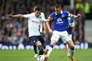 Sergio Aguero tranh bóng với hậu vệ Everton.