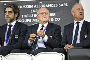 Juninho và Chủ tịch CLB Lyon là Jean Michel Aulas