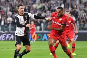 Ronaldo đi bóng qua hậu vệ Leverkusen