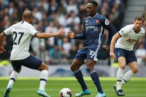 Doucouré mừng bàn thắng.