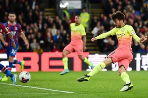 David Silva (Man City) ghi bàn vào lưới Crystal Palace.