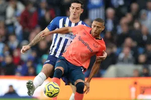 Richarlison kiểm soát bóng trước hậu vệ Brighton