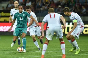 Leroy Sane đi bóng trước hàng thủ Belarus