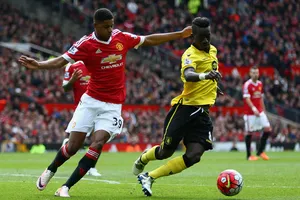 Marcus Rashford tranh bóng với hậu vệ Aston Villa