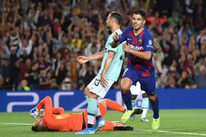 Luis Suarez ghi bàn vào lưới Inter ở lượt đi