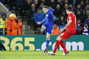 Lamie Vardy ghi bàn vào lưới Liverpool.