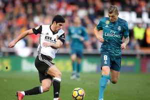 Goncalo Guedes (Valencia) đi bóng qua Toni Kroos (Real Madrid)