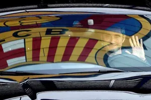 HLV Ernesto Valverde rời khỏi sân tập