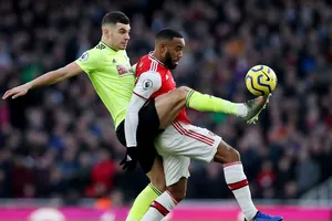 Lacazette đá cắmvà luôn bị kèm chặt