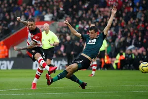 Danny Ings ghi bàn gỡ hóa cho chủ nhà.