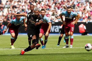 Sergio Aguero ghi bàn trong trận gặp West Ham