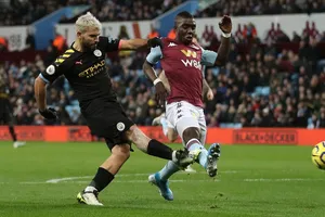 Sergiuo Aguero ghi bàn vào lưới Aston Villa ở Premier League