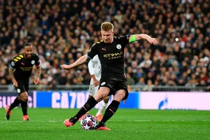 Kevin De Bruyne sút thắng quả phạt đền