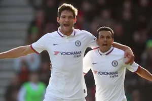 Marcos Alonso và Pedro mừng bàn thắng