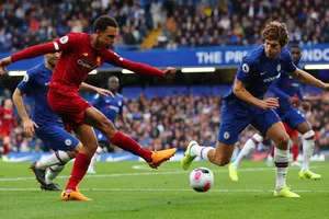Alexandre-Arnold sút bóng trước Marcos Alonso