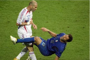Zidane đánh mất sự kềm chế, húc đầu vào ngực Materazzi trong trận chung kết World Cup 