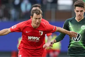 Hậu vệ người Thụy Sĩ Stephan Lichtsteiner (trái) tranh bóng với Josip Brekalo (Wolfsburg)
