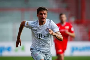 Thomas Mueller đi bóng trước Union barline