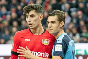 Kai Havertz (trái) sẽ giúp leverkusen giành điểm ở Gladbach