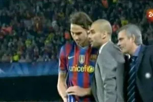 Jose Mourinho đến sau lưng khi Pep đang chỉ đạo Ibrahimovic