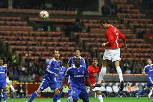 Cristiano Ronaldo bật lên đánh đầu ghi bàn trong trận chung kết Champions League 2008