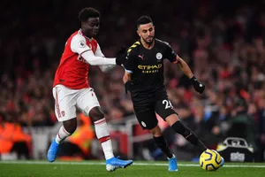 Riyad Mahrez (Manchester City, phải) cố gắng vượt qua Bukayo Saka (Arsenal)