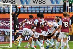 Thủ thành Aston Villa đã phạm sai lầm khi đón quả đá phạt