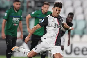 Ronaldo 2 lần gỡ hòa cho Juve trên chấm11m