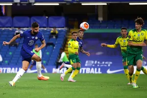 Olivier Giroud (trái) ghi bàn quyết định vào lưới Norwich