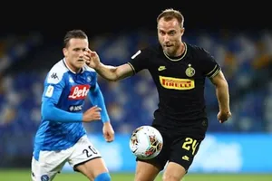 Christian Eriksen (phải, Inter) sẽ cố trả mối hận thua Napoli ở cúp Italia