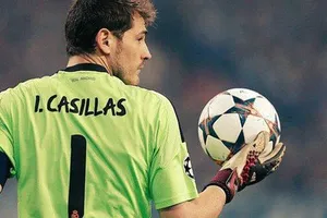 Thánh Iker rời sân bóng vì bệnh tim