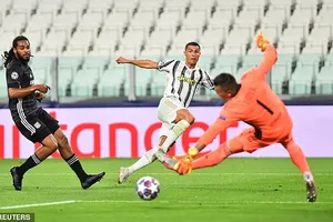 Ronaldo ghi 2 bàn nhưng Juve vẫn bị loại