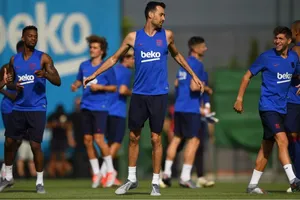 Các cầu thủ Barcelona trên sân tập