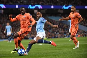 Raheem Sterling đang có phong độ sung mãn và rất khó ngăn anh ghi bàn