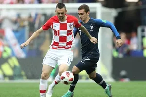 Marcelo Brozovic và Antoine Griezmann trong trận chung kết World Cup 2018