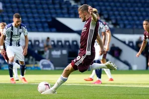 Jamie Vardy sút thằng 2 quả 11m tron g chiến thắng tưng bừng 3-0 của Bầy cáo