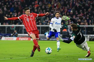 Robert Lewandowski uy hiếp khung thành Schalke