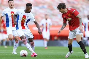 Wilfried Zaha liên tục khuấy đảo khu vực của Lindelof