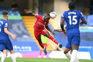 Sadio Mane đánh đầu ghi bàn.